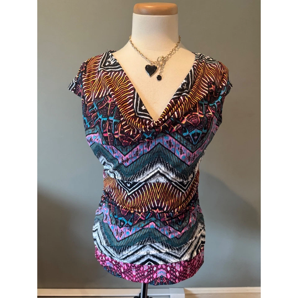 Blusa feminina Y2K 2000s Moa Moa média sem mangas gola capuz estampa colorida - Imagem 2 de 4