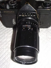 ASAHI PENTAX SPOTMATIC 35MM FILM SLR CAMERA W SUPER TAKUMAR 135MM F3.5 LENS BLAC