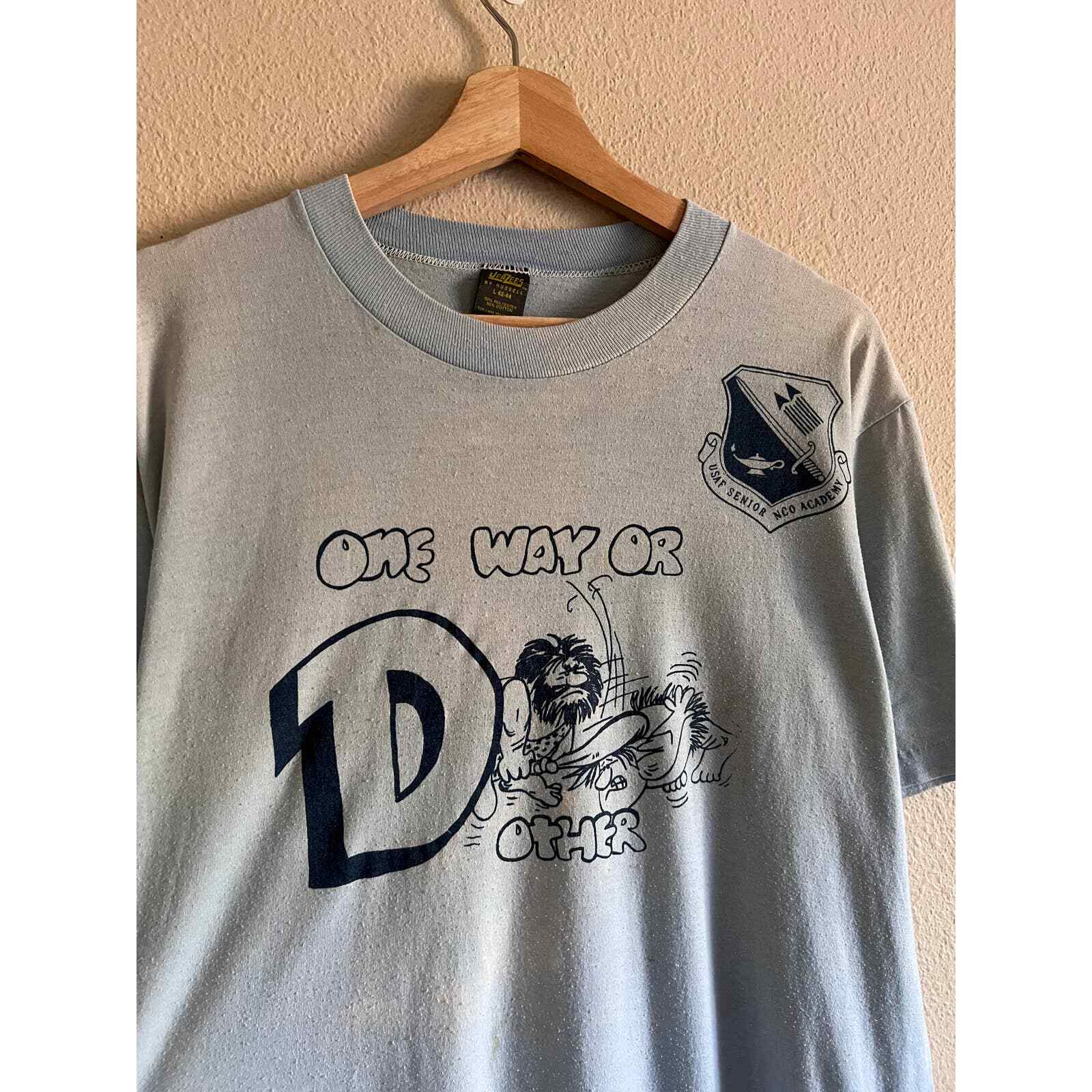 ALTRA Maglietta vintage anni '80 One Way Or D Other USAF Senior NCO Academy Caverneman Taglia Large