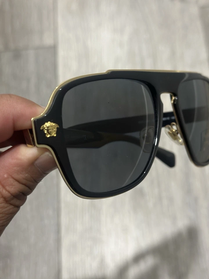 Óculos de sol masculino retrô Versace Medusa - Imagem 4 de 4