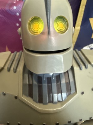 アイアン・ジャイアント 貯金箱 The Iron Giant The Iron Giant Animated Piggy Coin Bank 1999 Trendmasters Lights