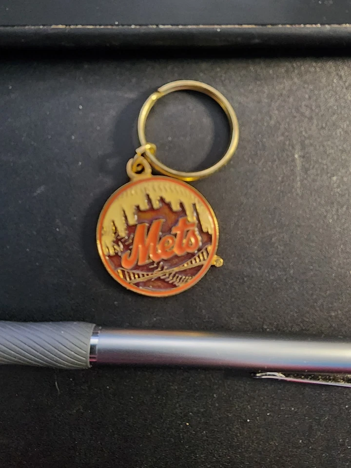 Vintage 1980's Gold New York Mets Logo Keychain - Image 2 of 3