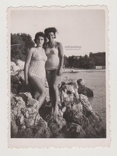 Joli joli maillot de bain bikini de plage pour jeunes femmes jambes...