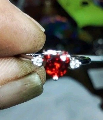 Herzförmiger Granatring mit zwei Felsen 1 auf jeder Seite Granatherz 