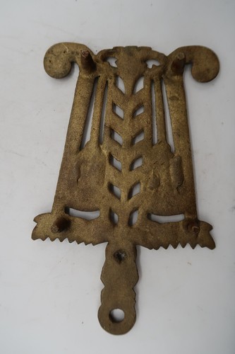 Vintage Brass Tone Cast Metal Trivet Broom Wheat Trivet w/ Heart Footed Heat - 第 9/14 張圖片
