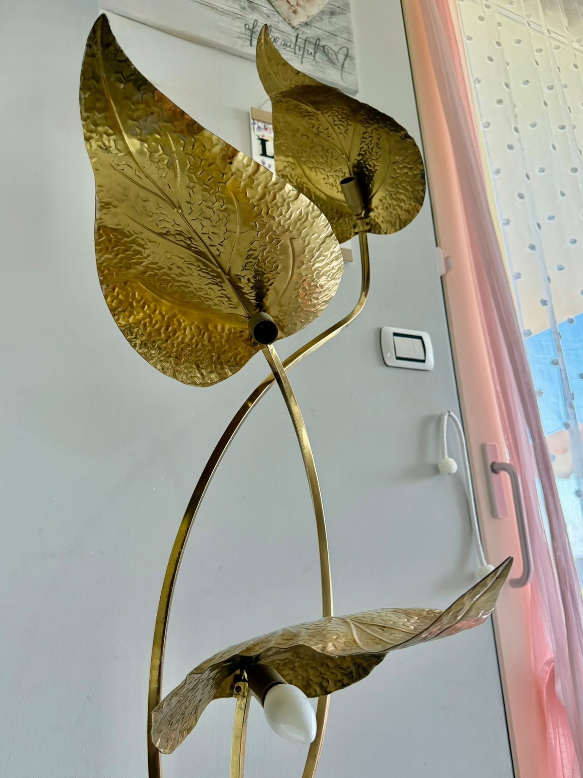 lampada da terra anni 60in ottone martellata a mano foto 2