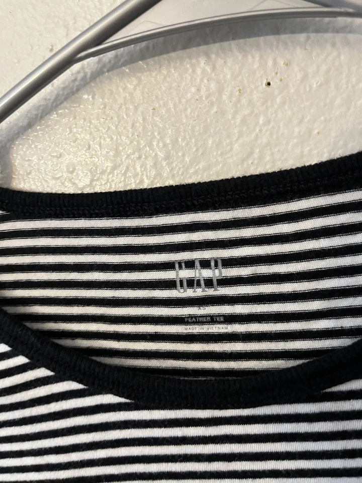 Top de mujer GAP Feather T súper suave talla XS blanco y negro a rayas manga larga Foto 2 de 4