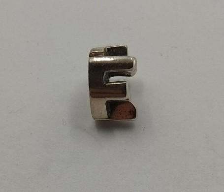 CHAMILIA. Abalorio charm plata de primera ley. Letra F