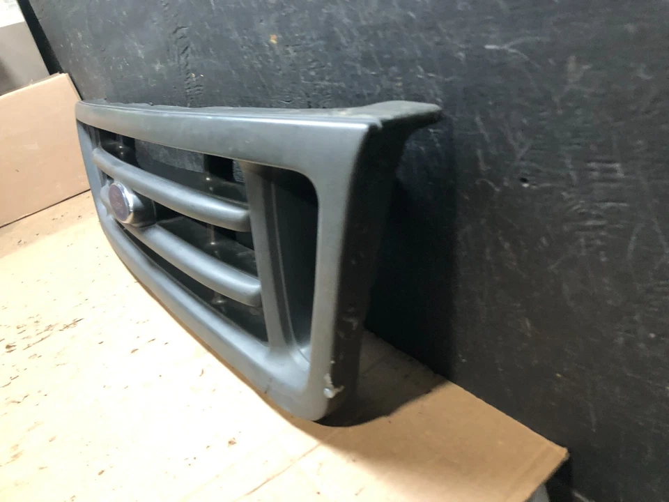 Parrilla delantera Ford Econoline E150 E250 E350 2003 a 2007 F4009 OEM DG1 Foto 2 de 4