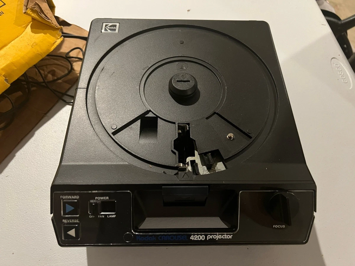 コダック　カルーセル　4200-J プロジェクター Kodak Carousel 4200 Slide Projector (35mm, Manual Focus, Remote