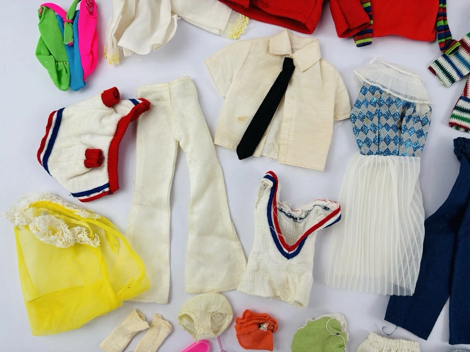 Lote de ropa y accesorios Barbie vintage años 60 (74 piezas) Foto 3 de 4