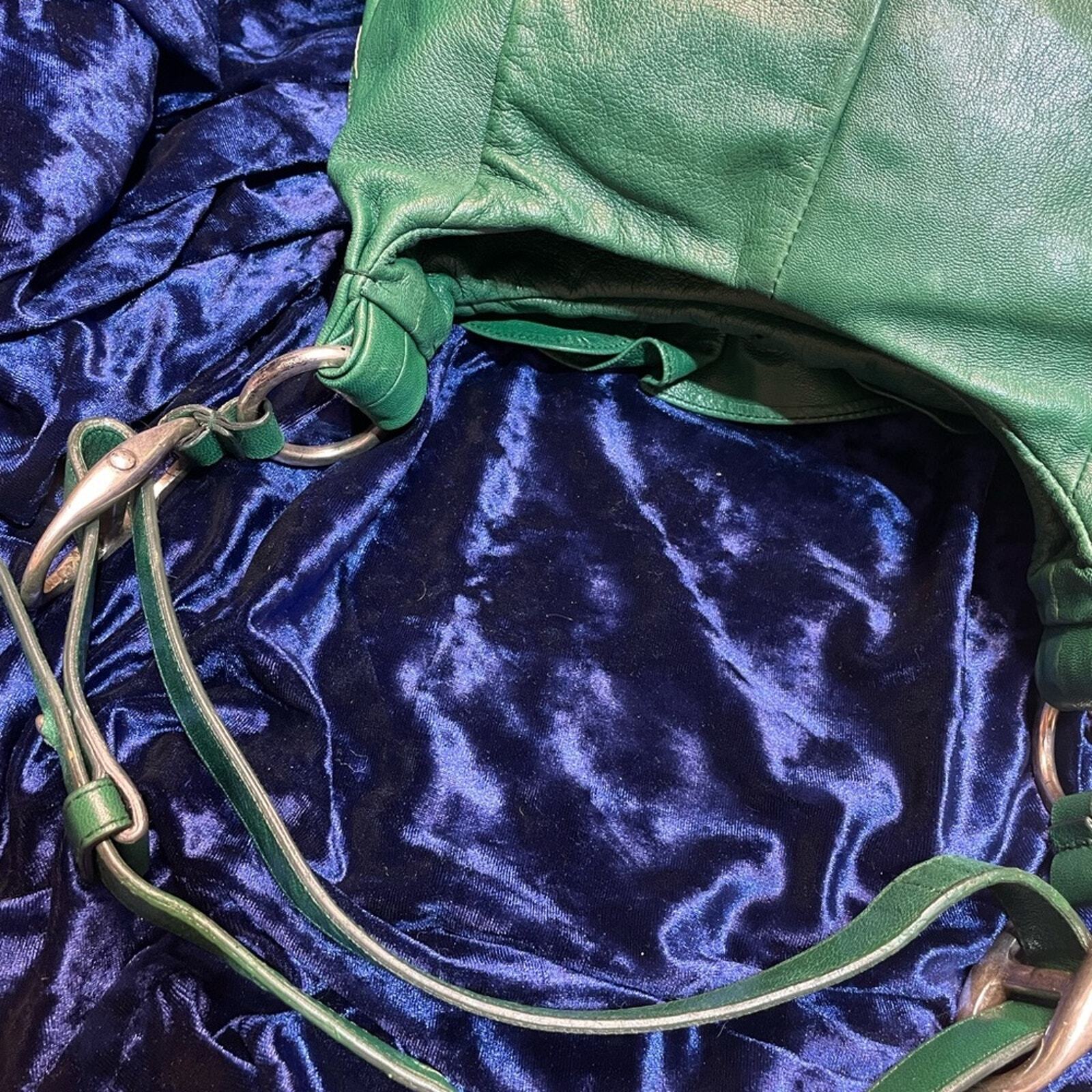 Borsa a tracolla Yves Saint Laurent in pelle verde con interno in camoscio nero e certificato di autenticità