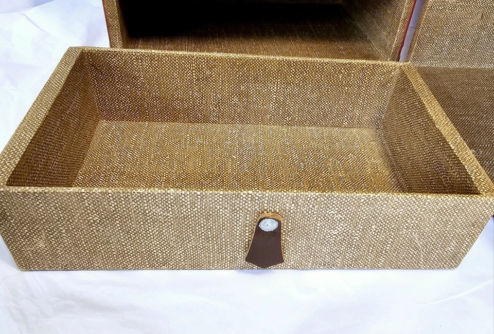 Baúl y armario vintage de metal rojo y blanco para muñeca 16"x9"x9", años 50 Foto 3 de 4