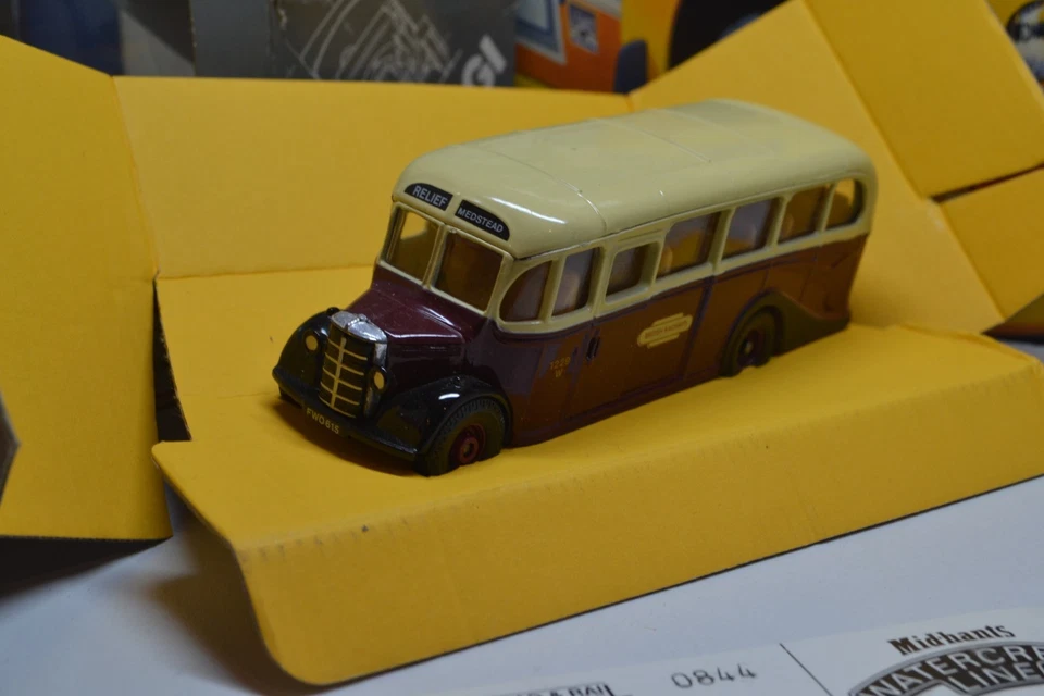 CORGI - BEDFORD OB COACH - BRITISH RAILWAYS  - 1/50 SCALE MODEL BUS - D949/27 - Image 4 of 4