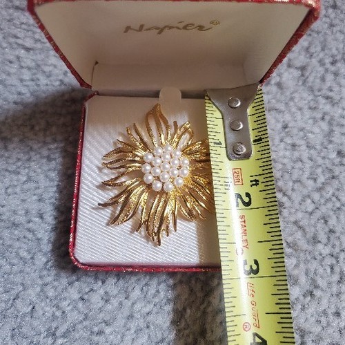 Vintage Napier Gold Tone Rhinestone Faux Pearl Flower Brooch Pin New in Box - Picture 5 of 6