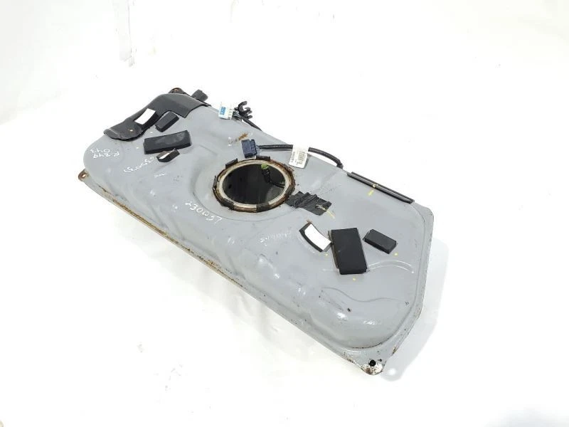 Base del tanque de combustible 1,4 L híbrido tracción delantera OEM 2011 2012 2013 Chevrolet Volt Foto 4 de 4