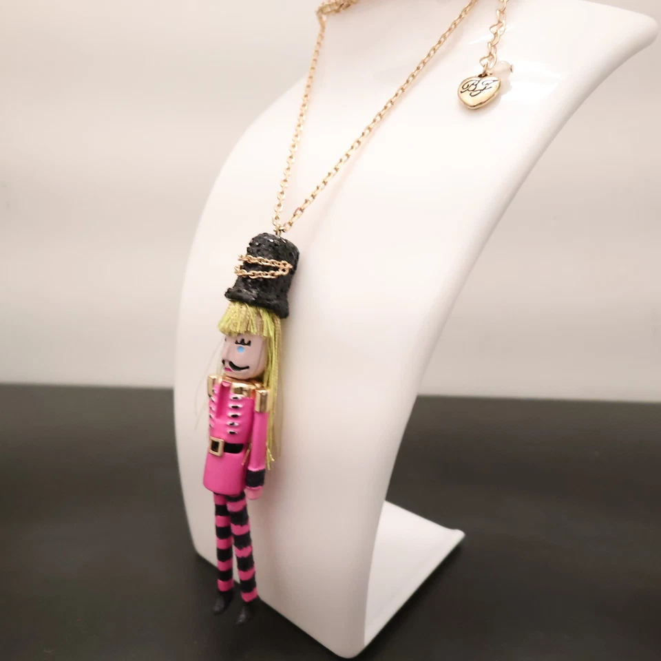 Collar Betsey Johnson Rosa Cascanueces Soldado Niña Muñeca Pelo Amarillo Tono Dorado Foto 3 de 4