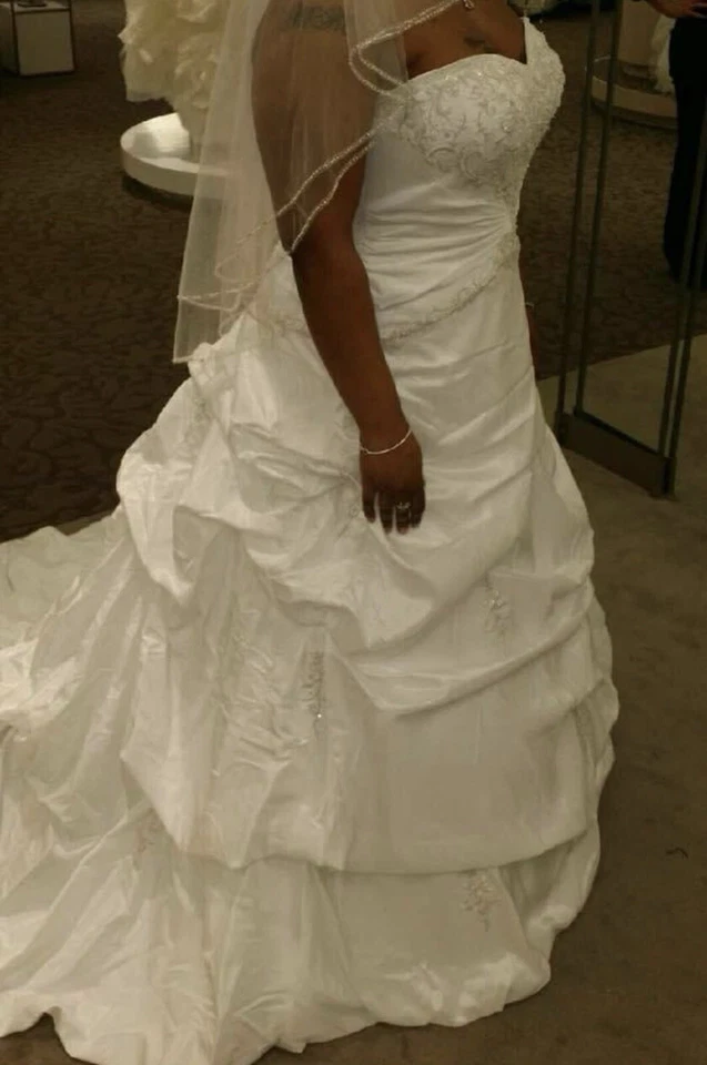 Vestido de novia nunca usado 14w Foto 3 de 4