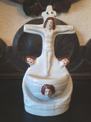 Seltener antiker Staffordshire Weihwasserbrunnen, mit Figer flankiert von Winkeln 19 cm