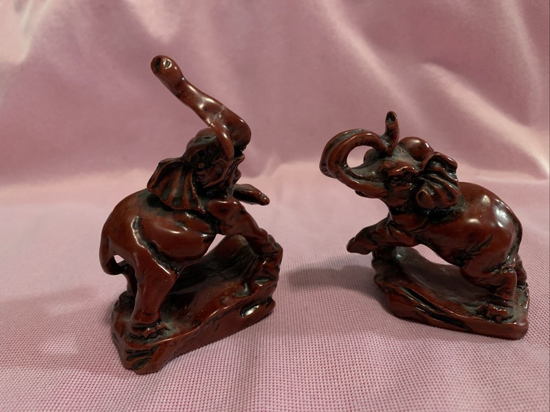 VTG 2 Elephants Resin Dark Red Brick - Trunks Up / 3-4 Inches