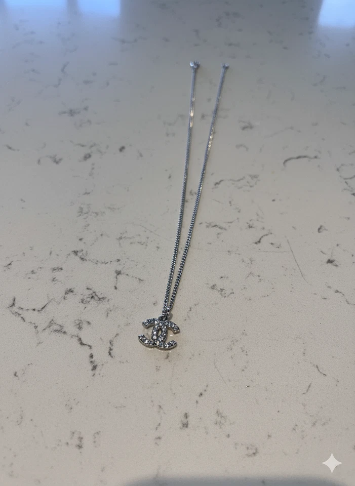 Collar Chanel Plata Marca Coco Logo CC Foto 3 de 4