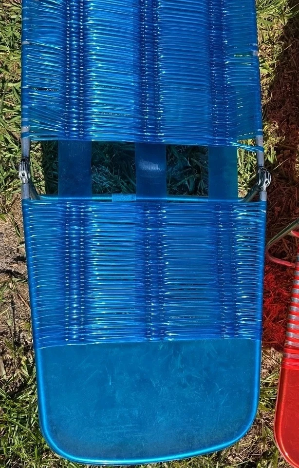 Lote de 2 sillas de vinilo de tubo de gelatina triple de colección para salón playa césped rojo y azul Foto 4 de 4