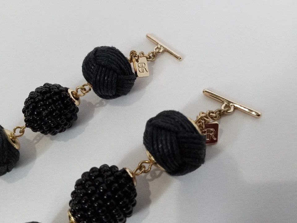 Banana Republic Juego de dos pulseras de palanca de borla dorada con cuentas de cáñamo y semillas negras Foto 2 de 4