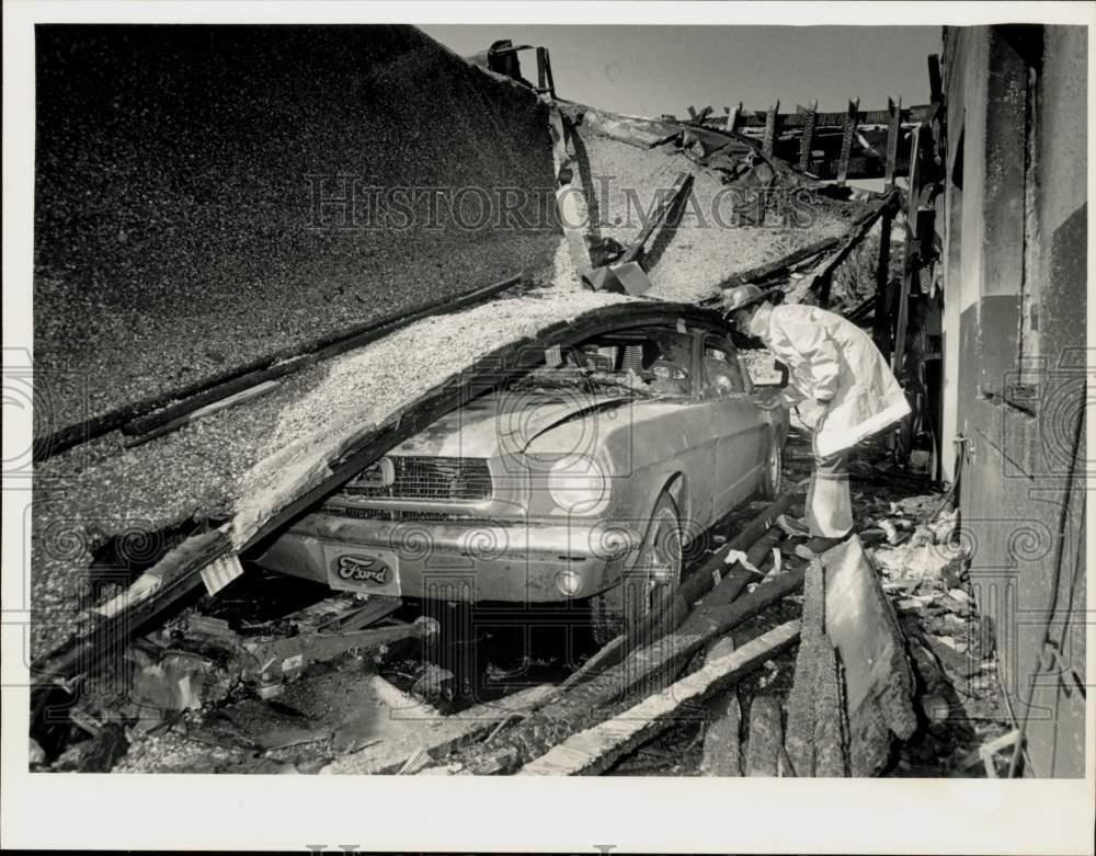 1984 Press Photo Demetrio Rodriguez checks burned car in Indian Orchard, MA