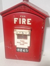 Ancienne boîte d'alarme incendie en fonte The Gamewell Company 8245 Newton, Massachusetts