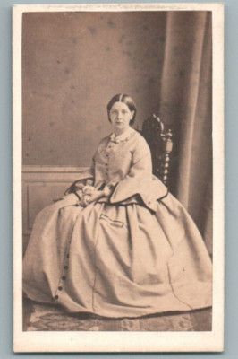 CDV FRAU MIT WEICHEM GESICHT KLEID JACKE SAMTBAND FOTO TÖDLICH PARIS 1860 MODE