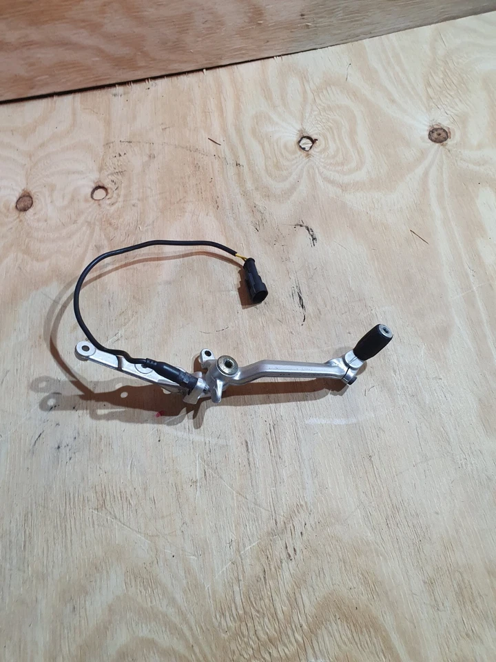 MV-AGUSTA BRUTALE 750 CRC 2007 CONJUNTO DE PALANCA DE PEDAL DE FRENO TRASERO Foto 2 de 4