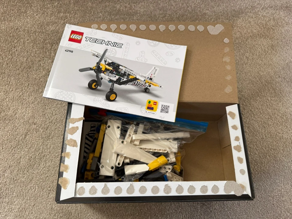 LEGO Technic 42198 Bush Plane, photo 4 of 4