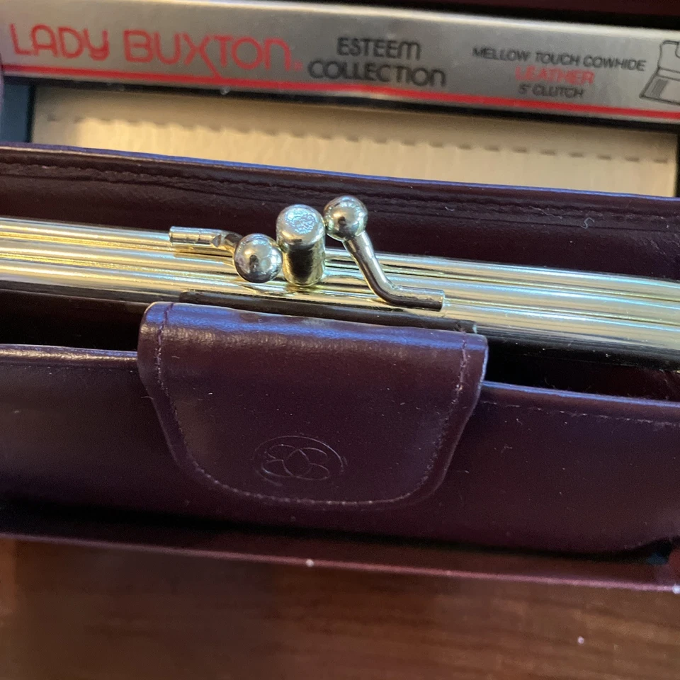 CARTERA SEÑORA BUXTON COLECCIÓN ESTIMA CUERO CLUTCH TACTO SUAVE CUERO DE VACA GRANATE Foto 2 de 4