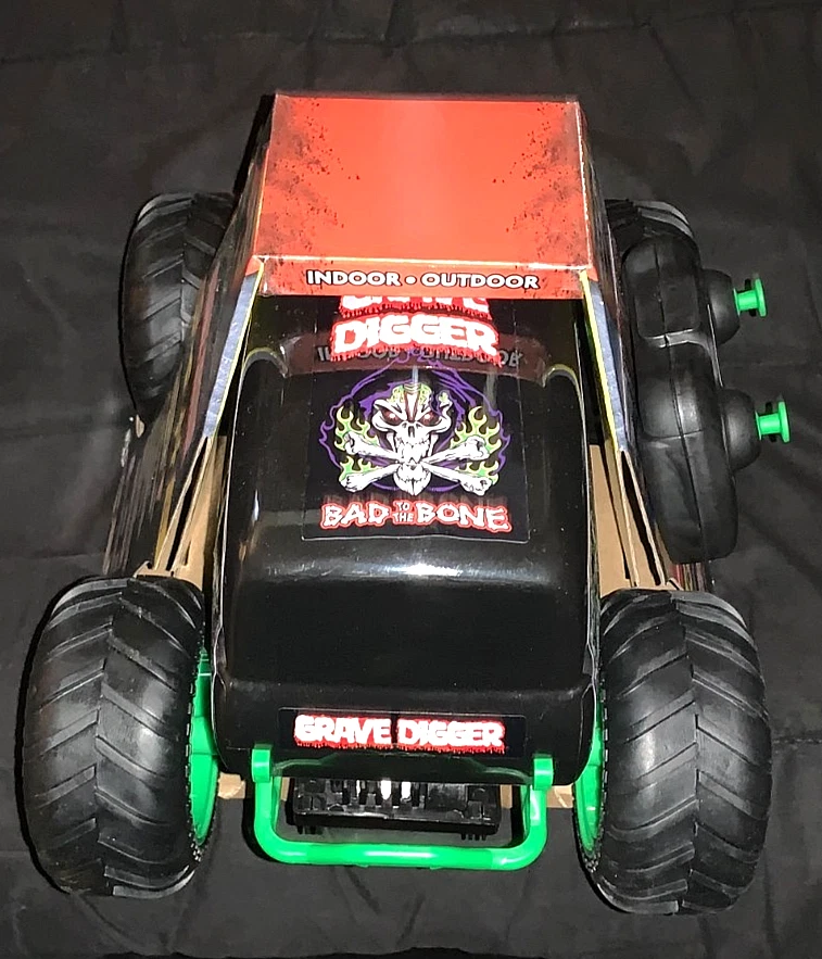 SPIN MASTER MONSTER JAM 2024 GRAVE DIGGER RADIO CONTROL CAR WITH BATTERIES NEW! - Image 4 of 4