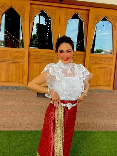 Thai Tradition dress with 2 pieces 1 sarong with hook and 1 white Lace shirt - Picture 4 of 8