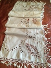 Très Jolie PIECE de BRODERIE ancienne brodée main ( pied de lit, chemin ) TBE