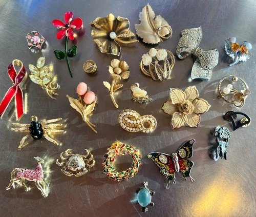 VINTAGE 24 BROOCHES / PINS COSTUME JEWELRY AS A LOT (6 Have A Maker SeeLast Pic)