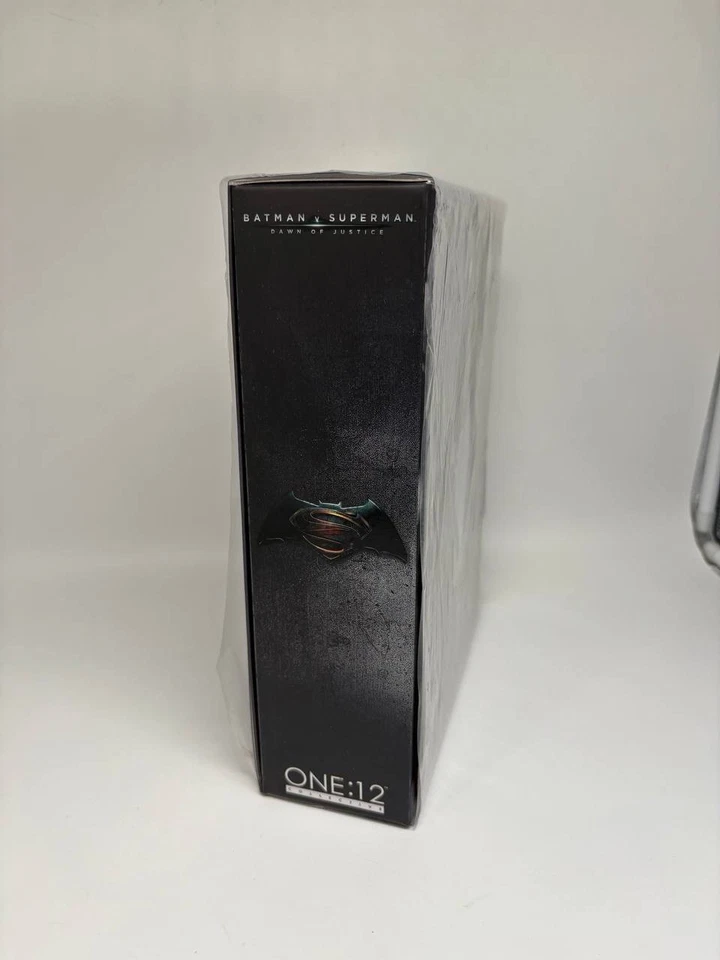 Mezco One 12 Collective Batman V Superman, Batman blindado Foto 3 de 4