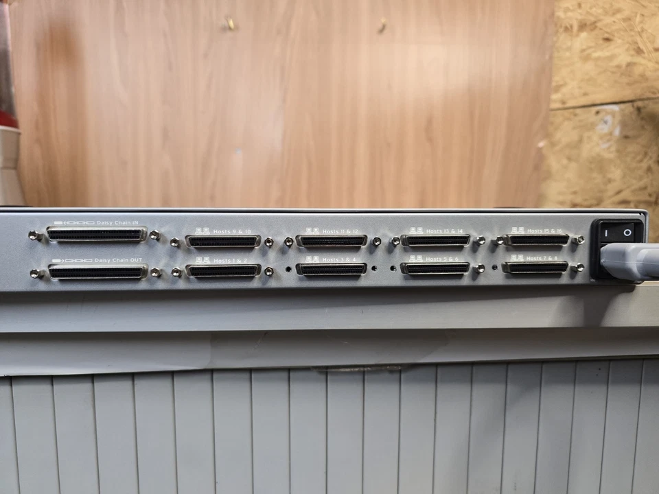 Belkin OmniView ENTERPRISE Quad-Bus Series 1x16 KVM Switch - Bild 3 von 4