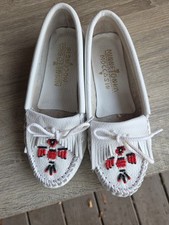 Minnetonka Thunderbird Moccasins Womens US 6 White Leather Beaded Slip On Flats