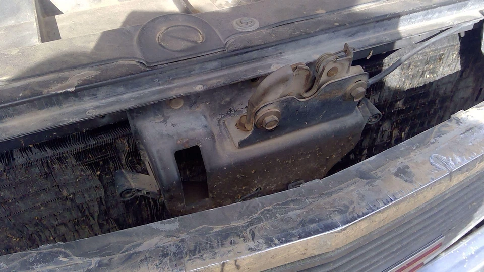 1988-1998 Gmc Sierra 2500 conjunto de trava de capô com suporte fabricante de equipamento original - Imagem 2 de 4