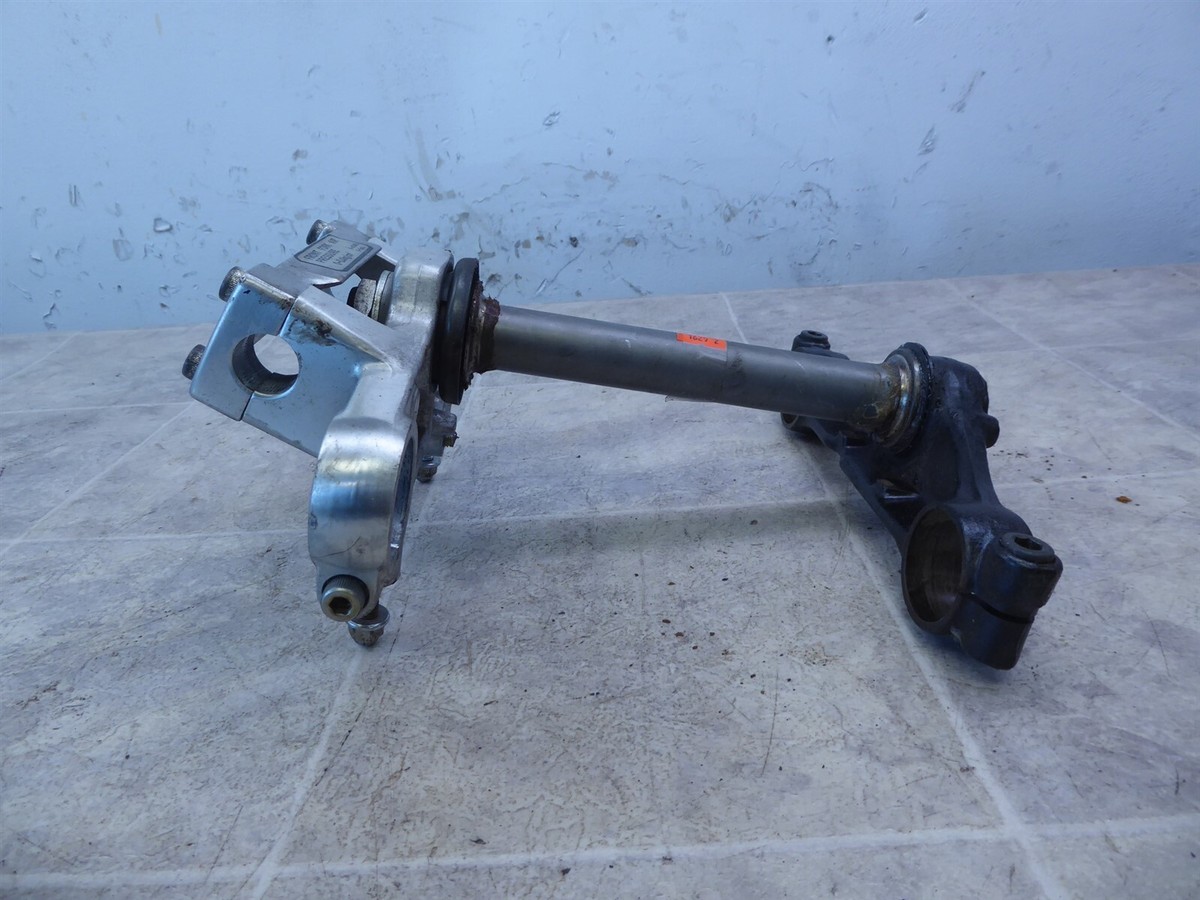 1984 Honda VT700 Shadow H1629-2) triple tree steering stem clamp