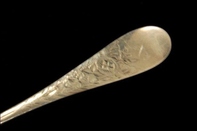CUCHARA DE SERVIDOR ANTIGUA FLOR ESTERLINA GRABADA A74955 Foto 2 de 3
