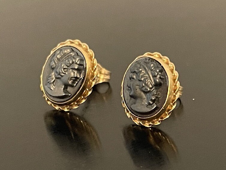 14K Solid Yellow Gold Intaglio Stud Earrings Carv… - image 3