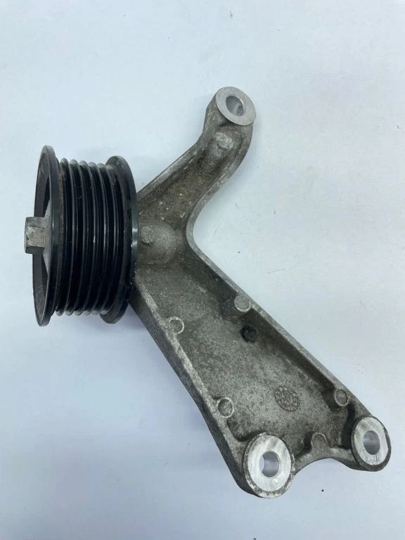 Chrysler Pacifica 2022 Petrol/electricity Engine mounting bracket 05281294AA - Image 2 of 4