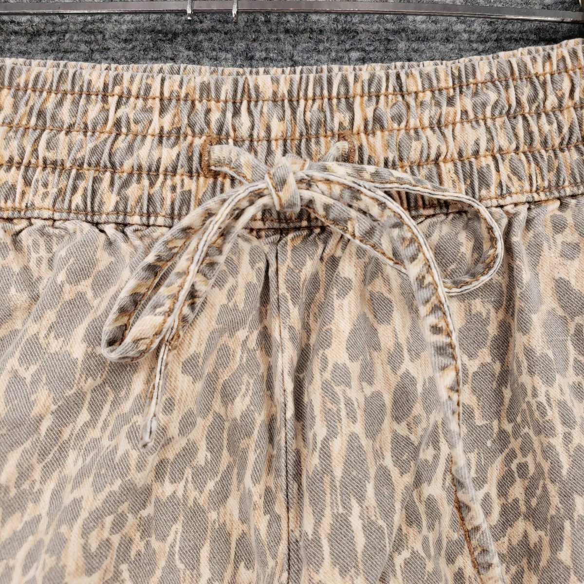 Hollister Shorts Womens XS Beige Hot Pants Low Rise Animal Hollister Shorts Womens XS Beige Hot Pants Low Rise Animal