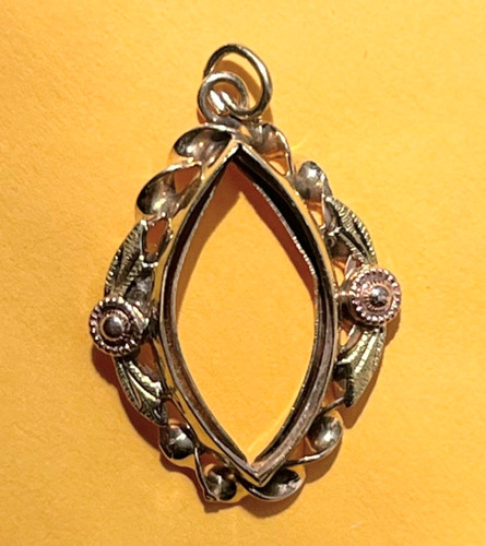 Pendant 10K Multi-Tone Gold 1.6g Scrap or Wear Pendant