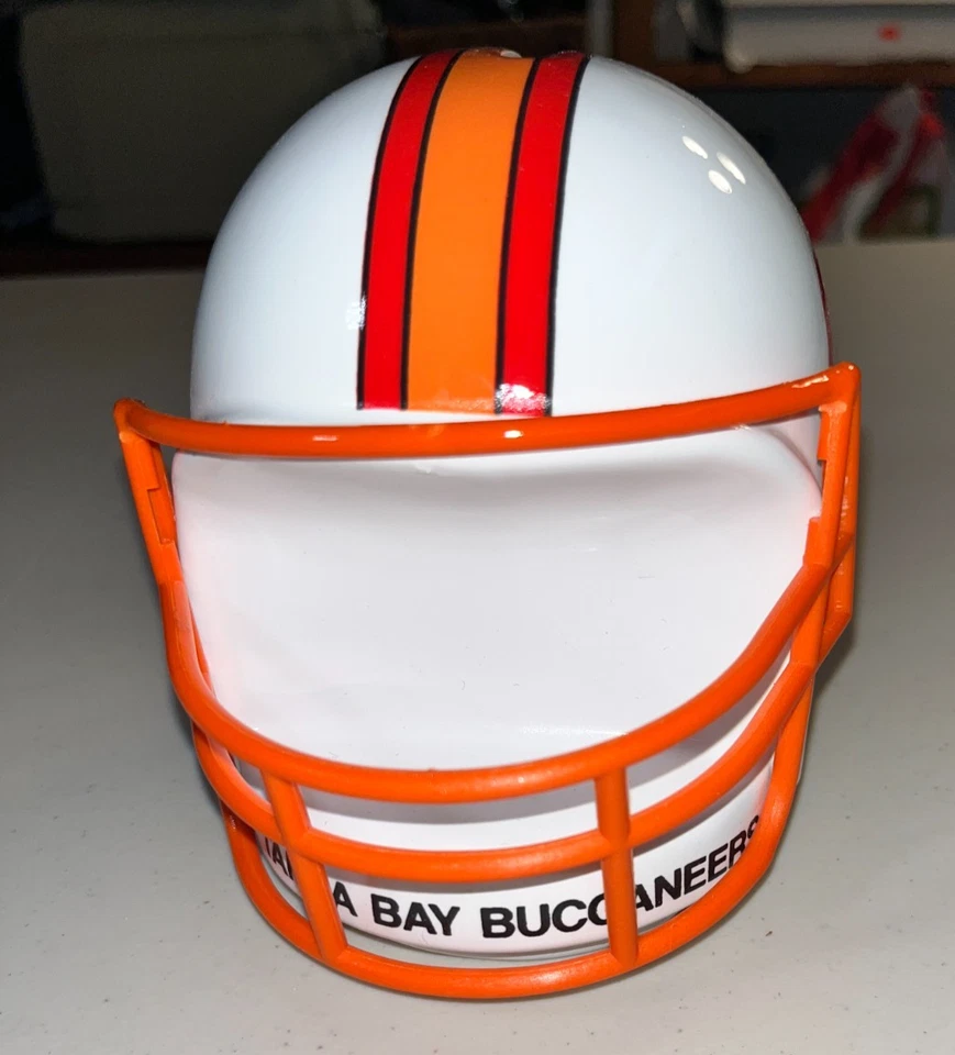 NFL TAMPA BAY BUCCANEERS ~ 复古 1985 年 RPA 意大利陶瓷橄榄球头盔银行 — 第 2/4 张图片
