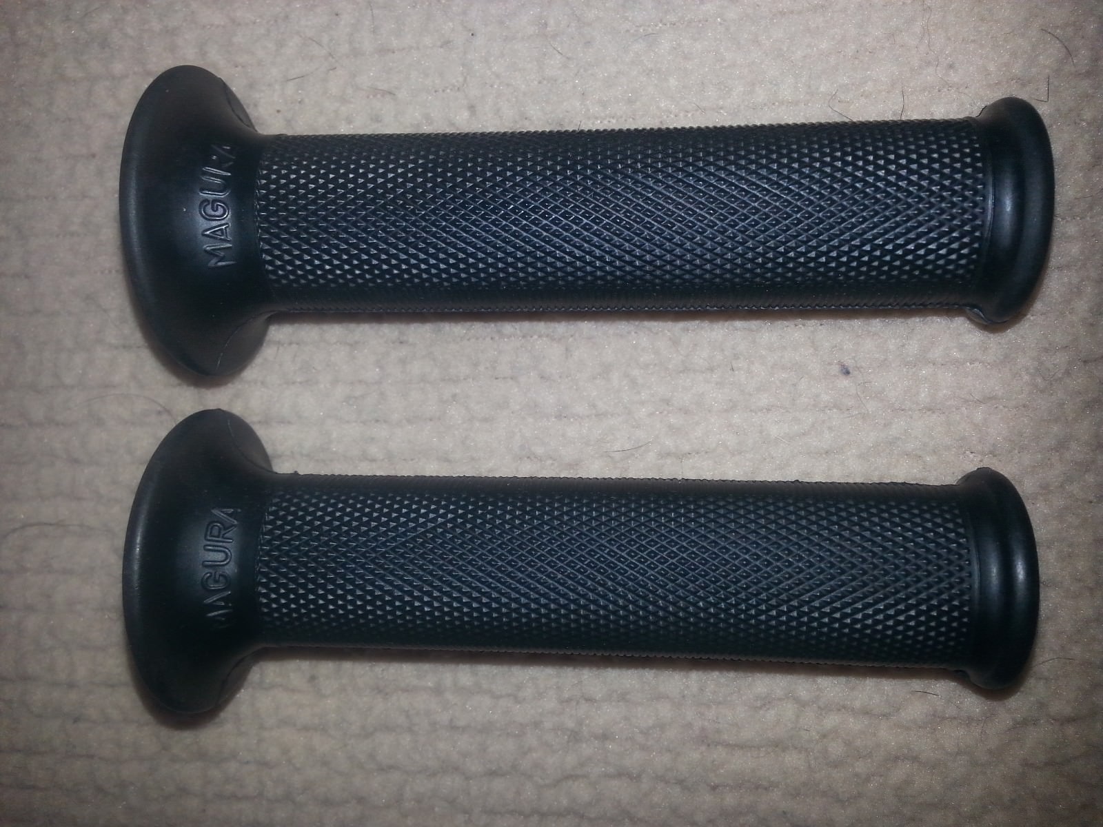 NEW PAIR OF MAGURA MOUNTAIN BIKE GRIPS  SANTA CRUZ PIVOT GT FELT CANNONDALE SCOT