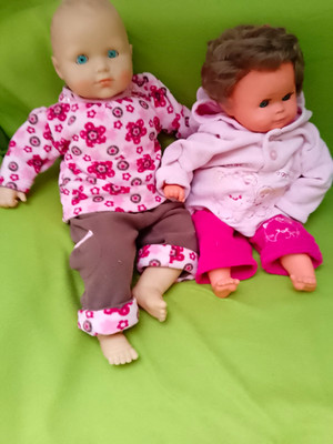 2er Lot Babypuppen Mädchen blauäugig, braunes glattes Haar, Kleidung